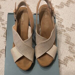 TOMS Women's Tan and Cream Ssndals